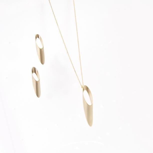 
                  
                    This delicate oblong slice is a eye-catching short necklace hanging on a thin curb chain. Matching stud earrings are also available
                  
                