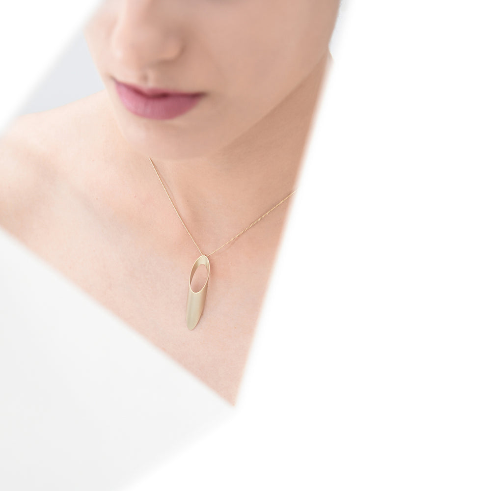 
                  
                    This delicate oblong slice is a eye-catching short necklace hanging on a thin curb chain.
                  
                