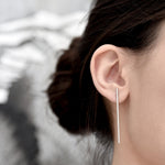 A slender and long bar ear stud. Delicate and stylish!