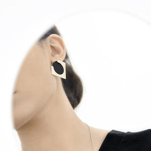 
                  
                    The bold outline of these ear studs, an architectural piece of jewelry that makes a stunning addition to any outfit.
                  
                